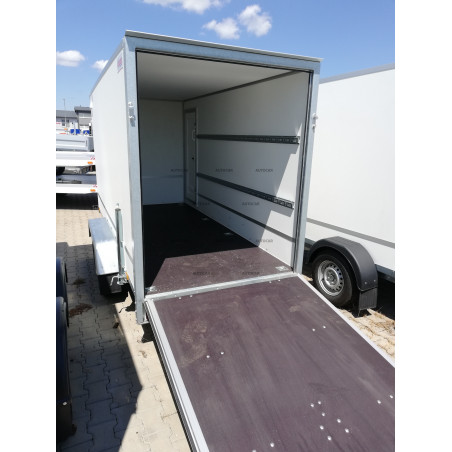 Skriňový prívesný vozík F27361518HTD s rampou Skriňový prívesný vozík F27361518HTD s rampou