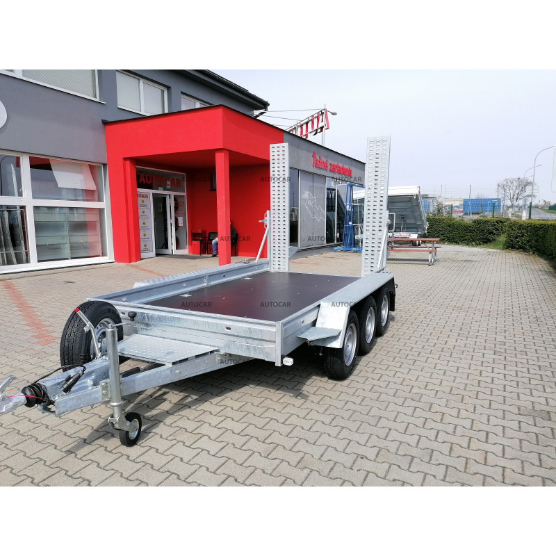 Trojnápravový brzdený prepravník stavebných strojov K3535