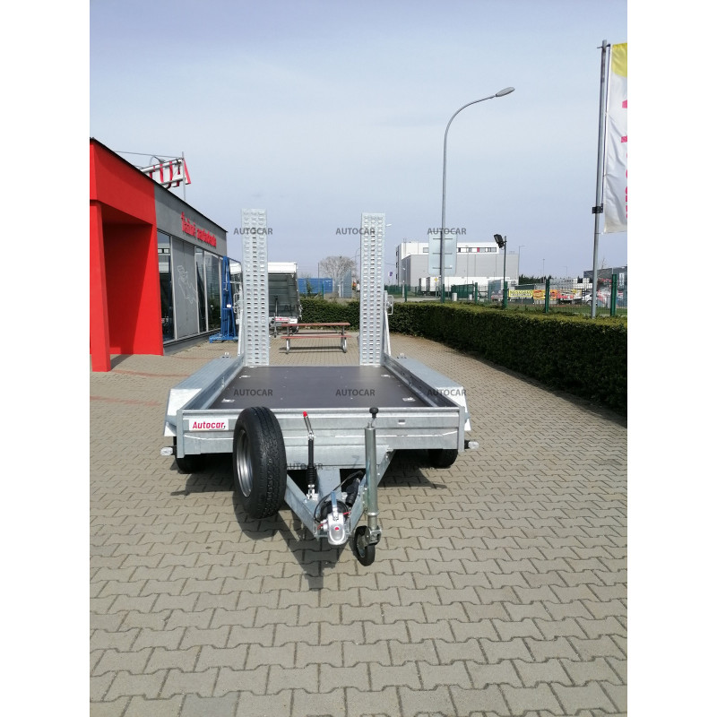 Trojnápravový brzdený prepravník stavebných strojov K3535