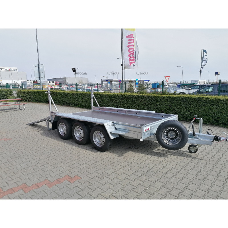 Trojnápravový brzdený prepravník stavebných strojov K3535