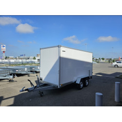 Dvojnápravový brzdený skriňový príves F20361518HTD s rampou