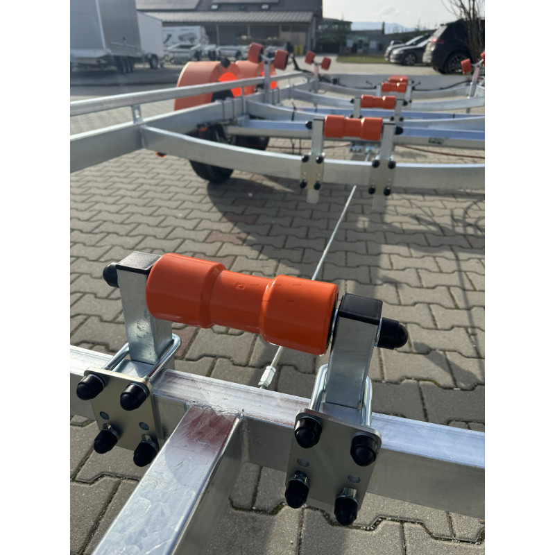 Dvojnápravový brzdený prepravník lodí P2700-8 Lux