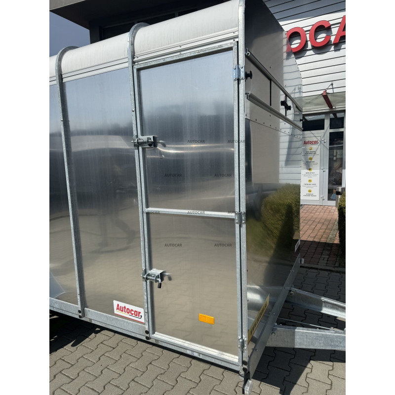 Jednonápravový brzdený príves na prepravu zvierat