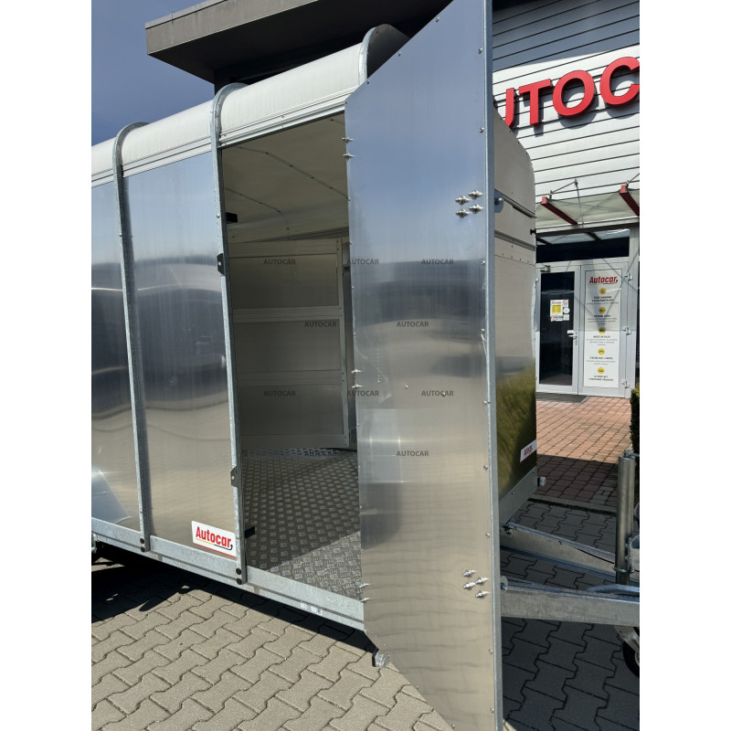 Jednonápravový brzdený príves na prepravu zvierat