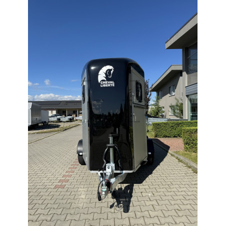 Dvojnápravový brzdený konský príves Touring so sedlovňou Dvojnápravový brzdený konský príves Touring so sedlovňou