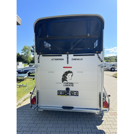Dvojnápravový brzdený konský príves Touring so sedlovňou Dvojnápravový brzdený konský príves Touring so sedlovňou