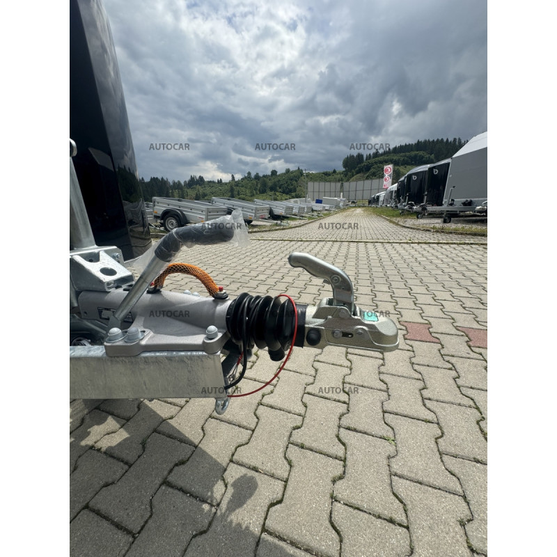 Dvojnápravový brzdený skriňový autoprepravník Debon C900