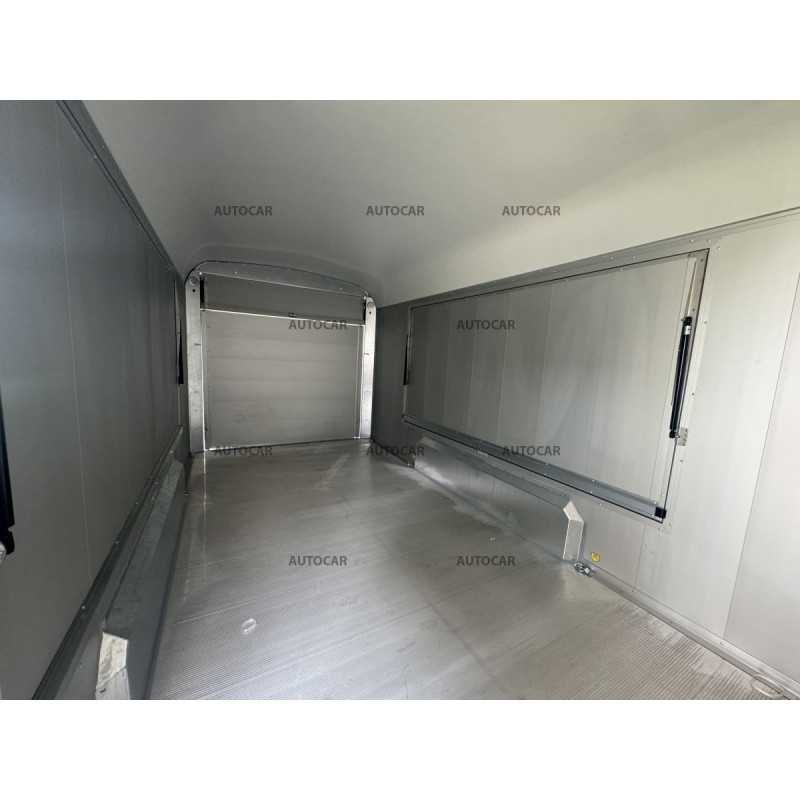 Dvojnápravový brzdený skriňový autoprepravník Debon C900