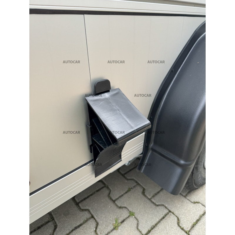 Dvojnápravový brzdený skriňový autoprepravník Debon C900