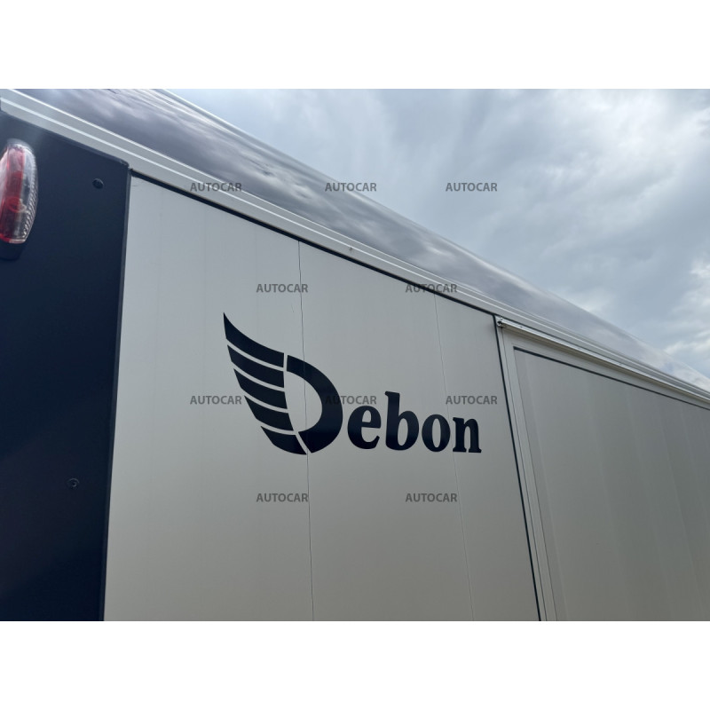 Dvojnápravový brzdený skriňový autoprepravník Debon C900