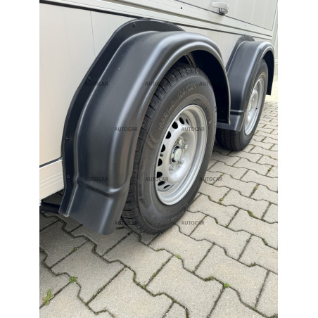 Dvojnápravový brzdený skriňový autoprepravník Debon C900 Dvojnápravový brzdený skriňový autoprepravník Debon C900