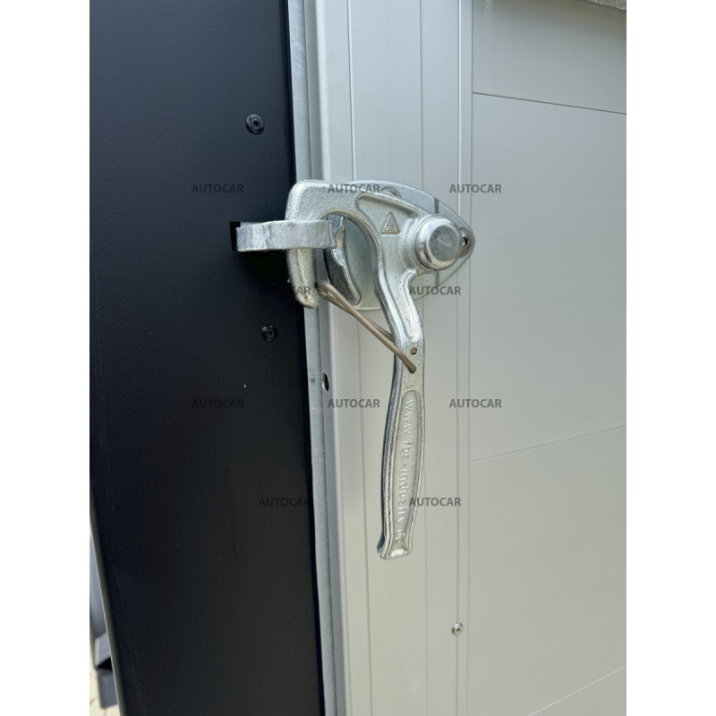 Dvojnápravový brzdený skriňový autoprepravník Debon C900