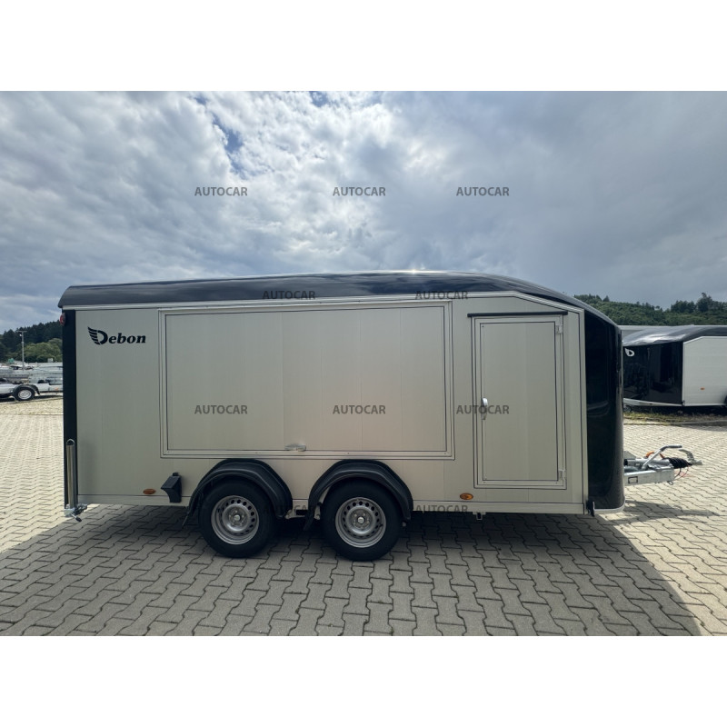 Dvojnápravový brzdený skriňový autoprepravník Debon C900