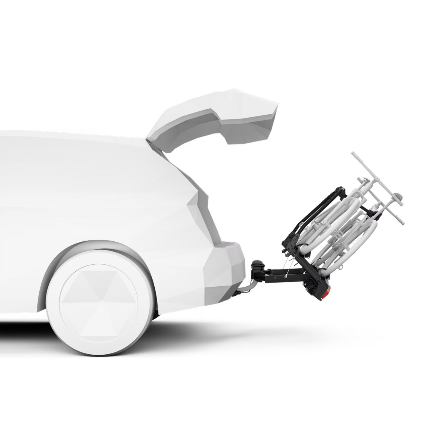 Dva elektrobicykle bezpečne upevnené na nosiči Thule VeloSpace 3 s veľkým rozostupom.