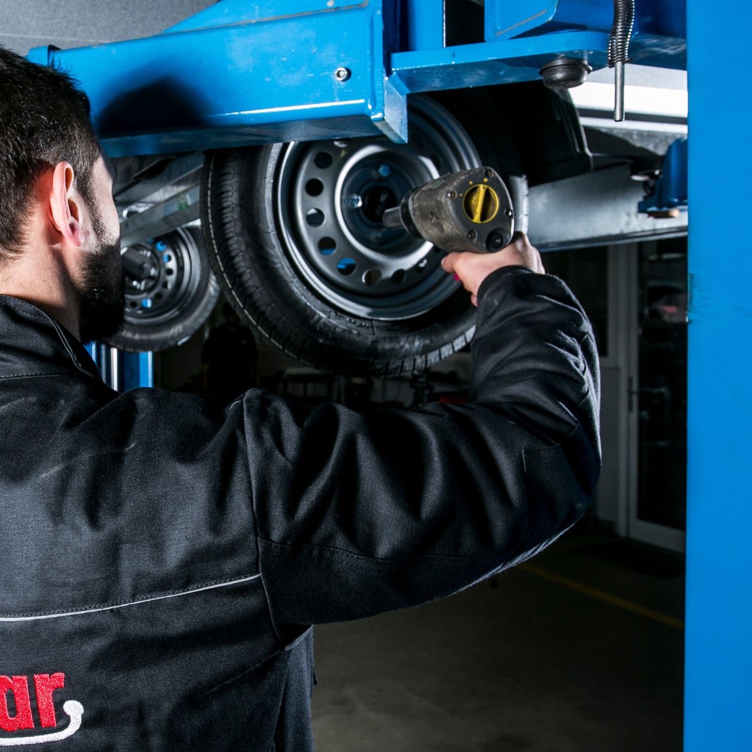 Tím špecialistov Autocar pri servise vozíka